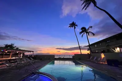 Image de Large 3-bedroom condo with ocean view in prime location, walk everywhere!