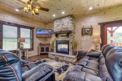 Image de 3 king bed suites - 5 bath cabin - beautiful Smoky Mountain views no steep roads