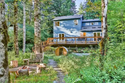 Image de Fall Sale, Stunning Riverfront Getaway, Barrel Sauna, Huge Deck, Game Room, Fire-Pit, Pool