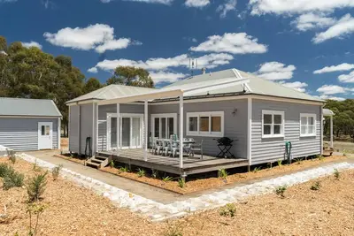 Image de Recently renovated 70 year old cottage on a 1500 acre farm.