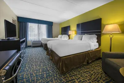 Travel Destination! Free Parking! Close to Downtown Disney District