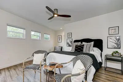 Image de Studio Apt w/ Private Balcony Overlooking Downtown Main St