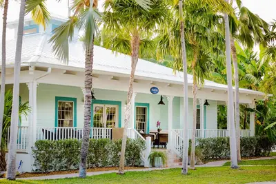 Image de Caribbean-Style Family Home w\/ Kitchen, WiFi, Outdoor Veranda, & Washer-Dryer