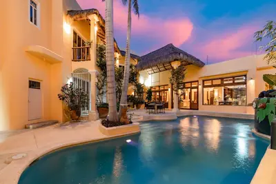 Image de Private Escape W/ Hand Painted Murals Throughout
