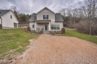 Image de Wooded Escape w/ Beautiful Backyard + Mtn Views!