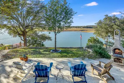 Image de Serene Lake Front Home in the Hill Country