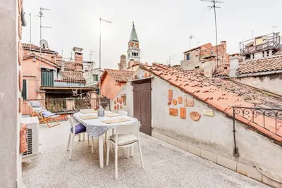 Image de Bright apartment, of about 80 sqm with period furniture, which can accommodate up to 4 people, located on the third floor (No lift) of a typical Venetian building. The building boasts a very central position: it is a two-minute walk from Piazza San Marco