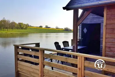 Image de Chalet pieds dans l'eau, pĂŞche, terrasse, jeux enfants, commerces Ă 400m, 5-7 pers.