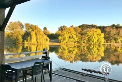 Image de Chalet au bord de l'eau avec ponton de pêche, idéal pour familles, 5-7 pers. , animaux acceptés