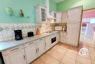 Image de Maison spacieuse avec piscine intérieure chauffée, billard, et terrasses, idéal famille/amis