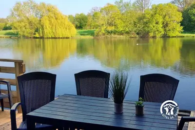 Image de Chalet au Bord de l'Eau avec Ponton Privatif, Jeux, Wifi, et PĂŞche Ă la Carpe