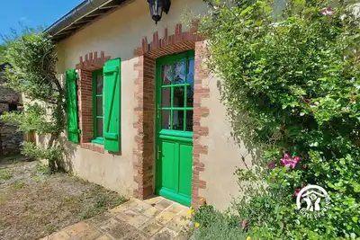 Image de Maison de campagne avec jardin clos, cheminée et balades près de la rivière. Pass animaux acceptés.