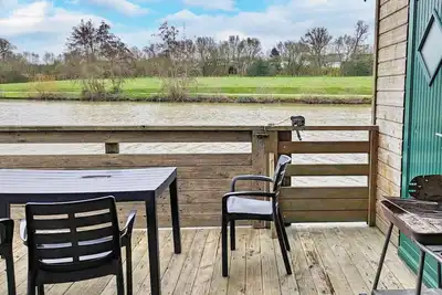 Image de Chalet au bord de l'eau avec pont levis, équipements pêche, 5-7 pers, proche commerces et loisirs