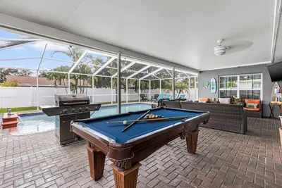 Image de Quiet, Centrally Located Home w/ Heated Pool, Gas Grill & Private Backyard - Poolside Paradise