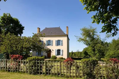 Image de Gîte authentique avec grand jardin, idéal pour familles et amis, au cœur d'un village pittoresque