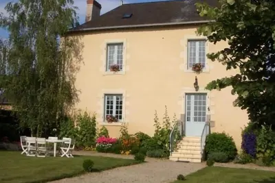 Image de Maison de maître avec étang privé, jeux, vélos et équipements bébé, à la campagne de Cossé-le-Vivien