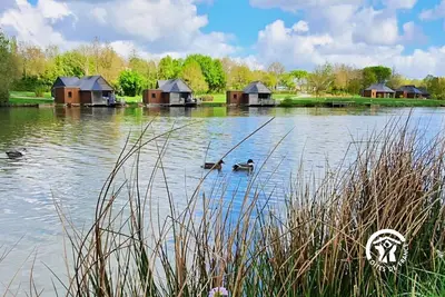Image de Chalet au Bord de l'Eau avec Pont levis - Idéal Familles & Pêcheurs, 5-7 pers, Terrasse et Jeux