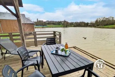 Image de Chalet en bord d'étang avec pêche et jeux, 5-7 pers, proche commerces et randonnées - Animaux Ok