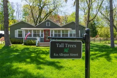 Tall Trees - great location to downtown Saugatuck - Pet Friendly!