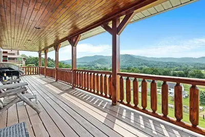 Image de Serenity Hill 42 Midland Drive: 3  Br, 3  Ba Cabin / Bungalow in Waynesville, Sleeps 6