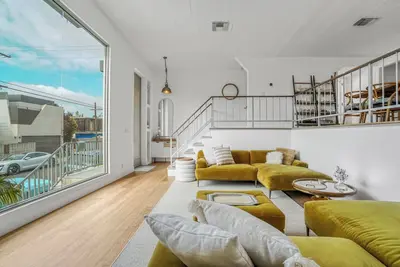 Image de Architectural | Silver Triangle | Rooftop Deck