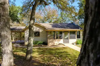Image de Guest house nestled amongst 100 year old oaks with fun farm animals!