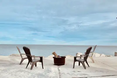 Image de Waterfront Lighthouse + Cedar Point + Fishing + Firepit + Park Playground Pier