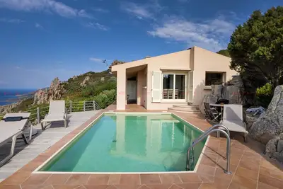Image de Villa with swimming pool in a privileged position, immersed in the Mediterranean scrub