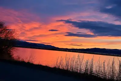 Image de A cozy getaway with lakefront access.