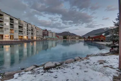 Beautiful Unit with lake views and a free shuttle