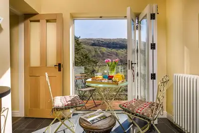 South Stonethwaite Cottage, romantic, with open fire in Windermere