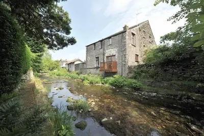 Image de A River Runs By, with a garden in Staveley