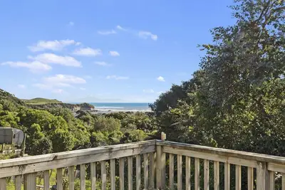 Image de Classic Kiwi Bach Mokau with Seaviews
