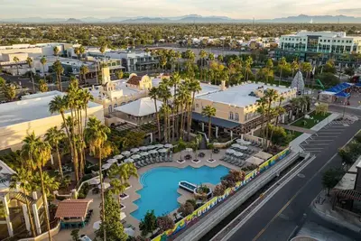 Image de Two Elegant Units! Outdoor Pool, Free Parking and Gym Access!