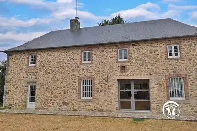 Image de Grande maison en pierre rénovée avec cheminée, piano et WiFi à Andouillé