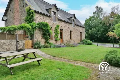 Image de Grande Maison en Pierre avec Plan d'Eau, Jardin Clôturé, Cheminée, et Activités de Plein Air