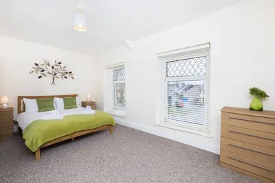 Image de 4-Bedrooms, Parking, Courtyard, Tv's In All Rooms!