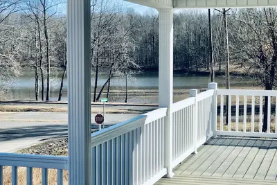 Image de Built in 2021 - 5 Br/4 Ba Lakefront in Grand Rivers -The Only City on Both Lakes