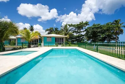 Image de Pool | Surfing | Sunsets | Queen beds | Parking