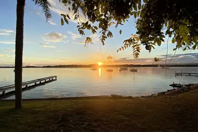 Image de Absolute waterfront, cute, 3 bedroom family cottage!