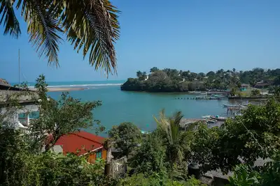 Image de Beautiful and picturesque rustic home, overlooking the glorious Gulf Sea.