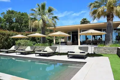 Image de Villa neuve de grand standing, vue mer et St Tropez, plages à pied