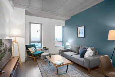 Image de Industrial 1br near Mit w/ Gym, Doorman, Roof Deck