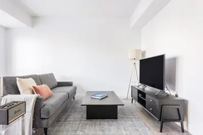 Image de Ample Central Square 1br w/ Gym, Doorman, Roof Deck