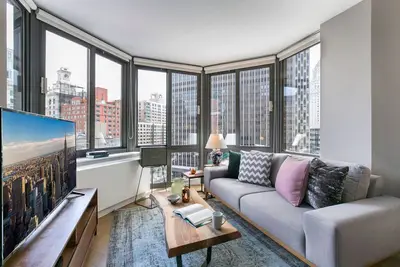Image de Bright, Winged Tribeca Studio w/ Indoor pool, Gym by Blueground