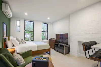 Image de East Village Studio w/ W/D in unit + Balcony by Blueground