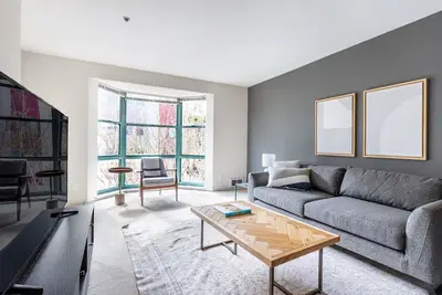 Image de Bright South Beach 2br w/ Pool, Spa, nr. Muni Lightrail, by Blueground