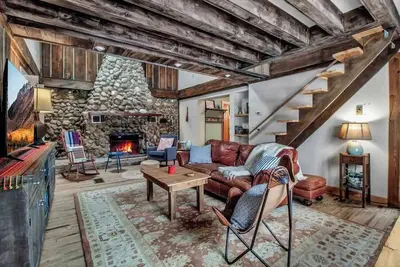 Image de Rustic Cabin, Wood Fireplace & Large Deck