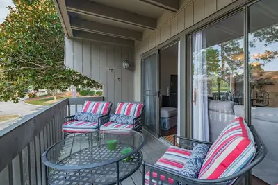 Image de Newly Renovated Lakeview Condo Complex First Floor Oasis!