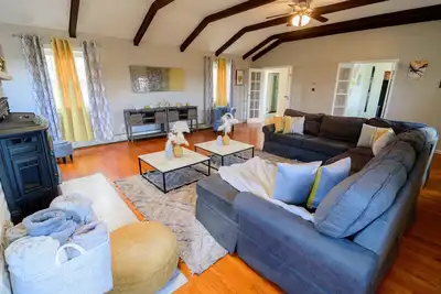 Image de \"Modern 6br Pocono Lake View Home Near Attractions W Balcony”